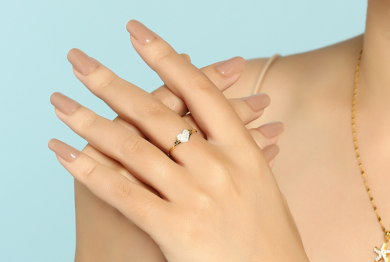 Nhẫn tr&aacute;i tim đ&iacute;nh đ&aacute; ở giữa sang trọng